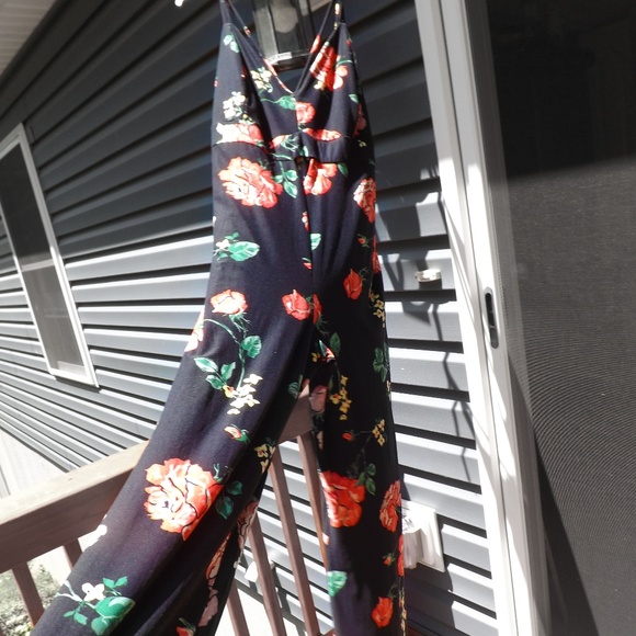 NWT Boscovs Black with floral print jump suit - Picture 2 of 6